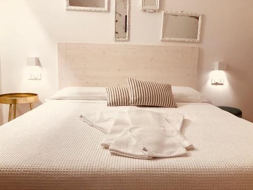 1 queen bed, 1 sofa bed