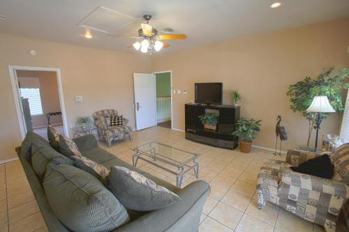 Shared lounge/TV area, Plantation Suites and Conference Center in Port Aransas (TX)