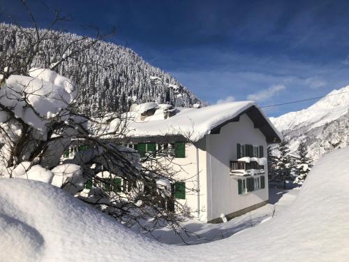 Apartment with Mountain View