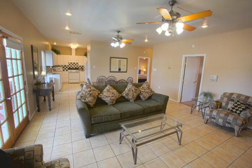 Shared lounge/TV area, Plantation Suites and Conference Center in Port Aransas (TX)