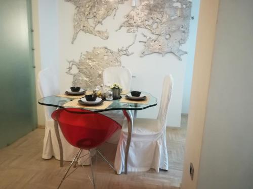 The Best Spot in The Center, Афины