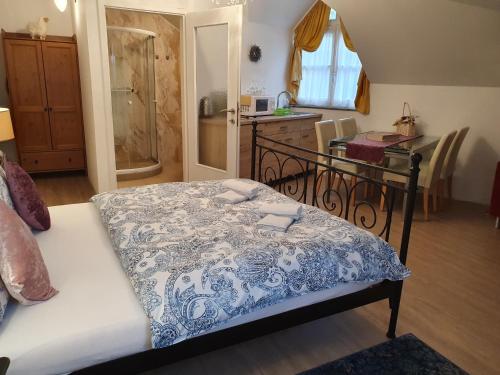 Karmelita Boutique Apartman in โซปรอนบันฟัลวา