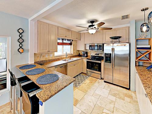 New Listing! Charming Getaway with Screened Pool home - image 5