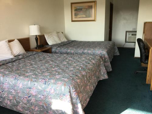 2 queen beds, 1 sofa bed