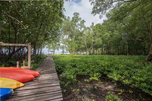 Garden, The Bananas Bungalow in Ban Tha Len