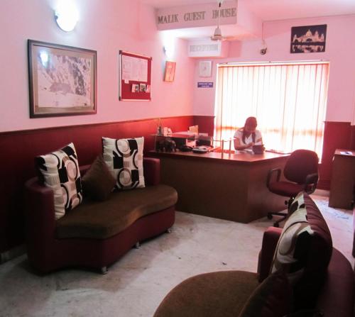 OYO 10890 Malik Guest House