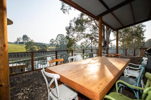 ระเบียง/ชานเรือน, Blueberry Hills On Comleroy Farmstay - B&B and Self-Contained Cottages in เคอราจอง ไฮจ์