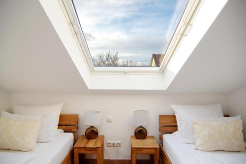 2 twin beds
