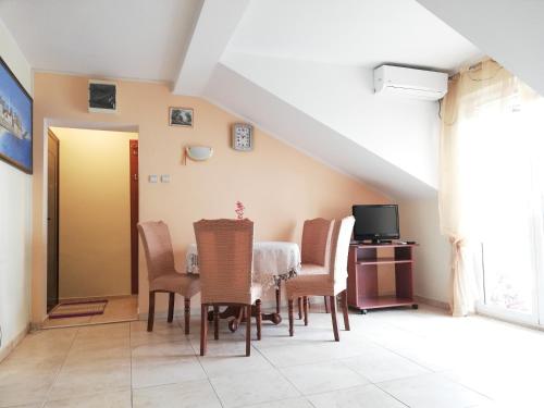 One-Bedroom Apartment image 7