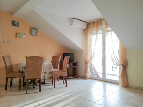 One-Bedroom Apartment image 3