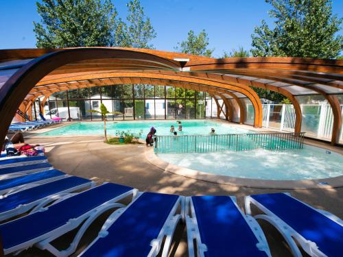 Cozy mobile home with a covered terrace 800 m from the beach