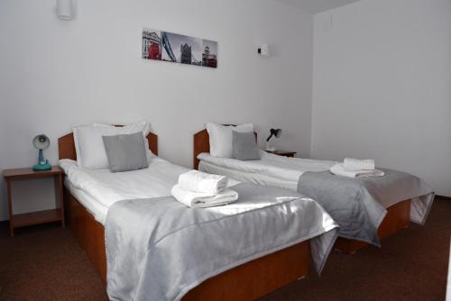 1 king bed, 2 twin beds