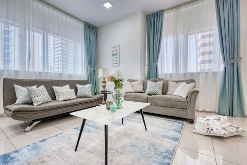Two Bedroom Apartment with Balcony in Marina Pinnacle by Deluxe Holiday Homes