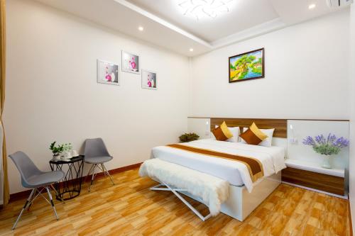 Deluxe Queen Room image 8