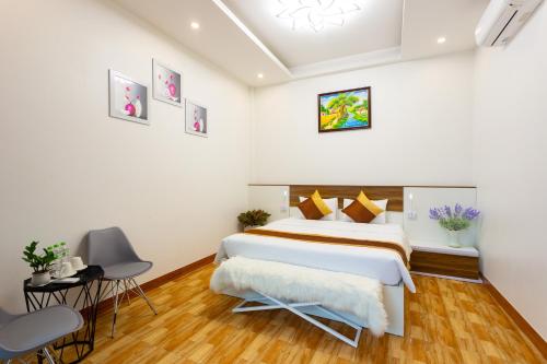 Deluxe Queen Room image 6