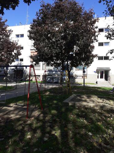 兒童遊樂場, APARTMAN NENA in 卡洛瓦克
