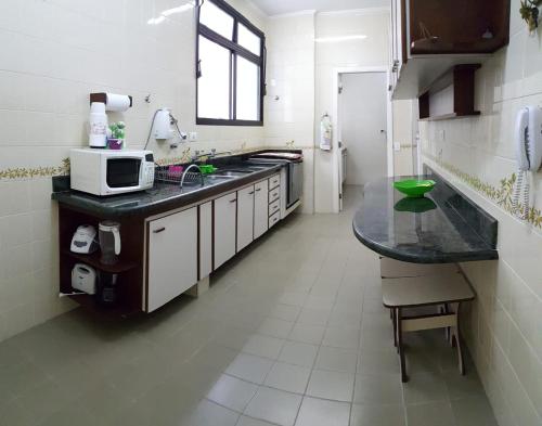 Facilities, Apto Pitangueiras - 3 quartos, 2 vagas, 4 banheiros, Cozinha completa, 2 minutos da praia near Restaurante Cardapio na Lousa