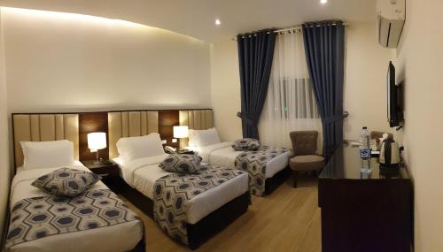 Deluxe Triple Room image 7