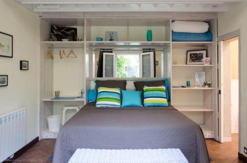 1 queen bed, 1 futon bed