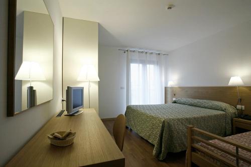 Double or Twin Room with Balcony image 4