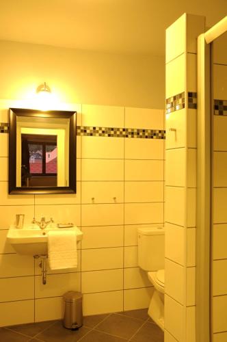 ห้องน้ำ, Time Cafe & Penzion in ปริบรัม