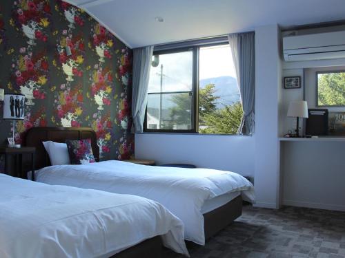 Standard Twin Room with Mountain View