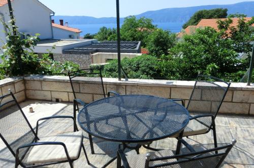 ระเบียง/ชานเรือน, Villa Diny with Pool in ปิเนซิซี