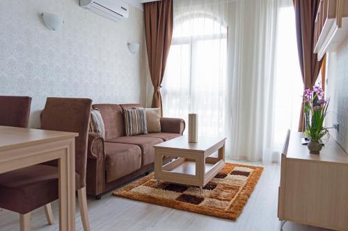 1 queen bed, 1 sofa bed
