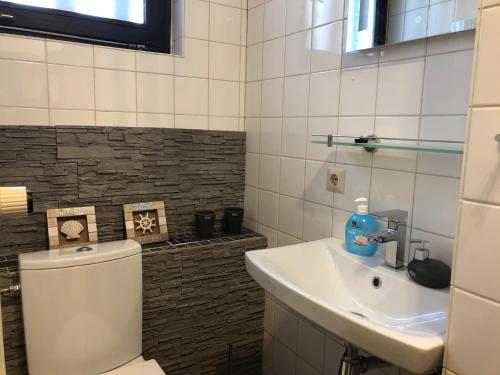 One-Bedroom Apartment image 8