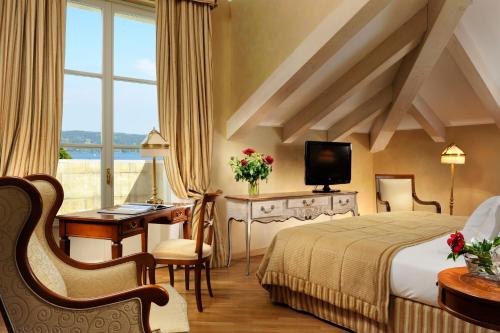 1 queen bed, 2 sofa beds