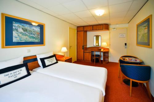 2 twin beds