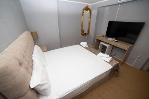 Budget Double Room - Basement without Windows image 6