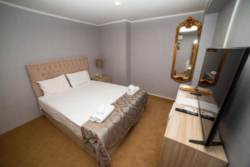 Budget Double Room - Basement without Windows image 4