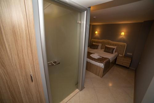 Economy Double Room image 9