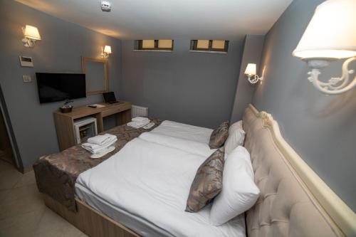 Economy Double Room image 8