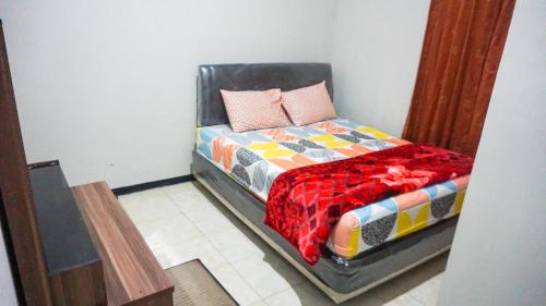 diengku homestay Set in a prime location of Semarang, nginepdieng homestay puts everything the city has to offer just outside your doorstep. The property offers guests a range of services and amenities designed to pro