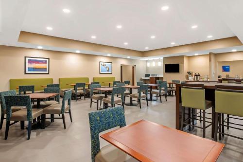 Comfort Inn and Suites Ames near ISU Campus - image 6