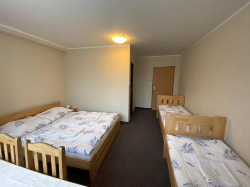 1 queen bed, 2 twin beds