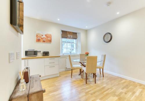 The Gloucester Lane Residence - image 3