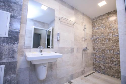 K&M Apartments - main image