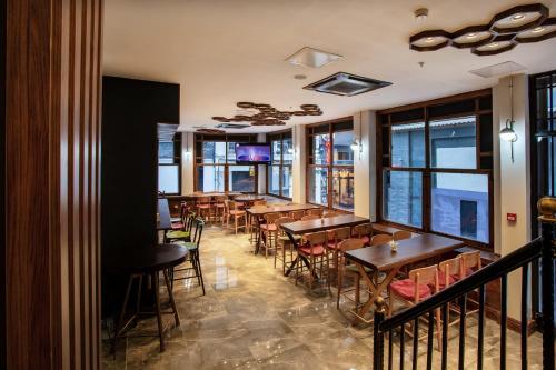 West Palace Hotel - image 12