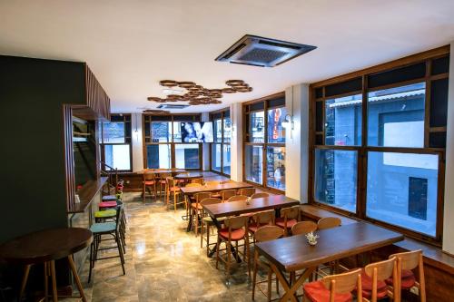 West Palace Hotel - image 3
