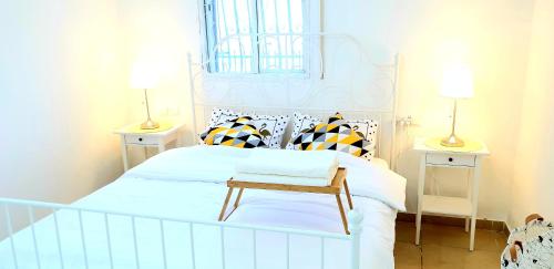 Bright Renovated Room Close to Everything 3