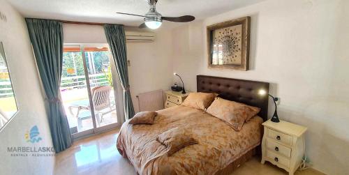 Spacious 3-bedroom apartment on the second line from the beach in the center of Marbella, in the Par
