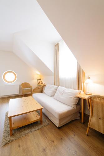 1 queen bed, 2 sofa beds