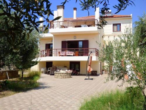 Avia, house with privillaged view, 100 meters from the sea