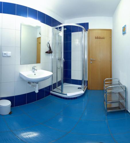 Double Room with Private Bathroom image 2