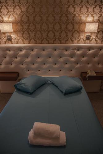 1 double bed, 2 twin beds