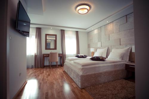 1 king bed, 1 sofa bed