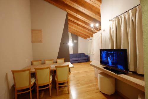 One-Bedroom Apartment - Split Level image 4